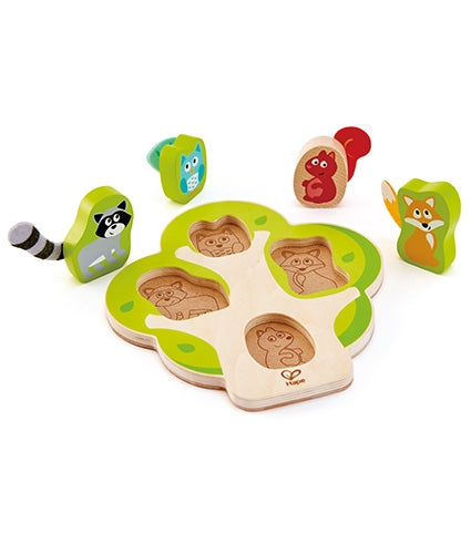 Houten puzzel van Hape in het thema van bosdieren met felle kleuren en overal opvallende tekeningen.